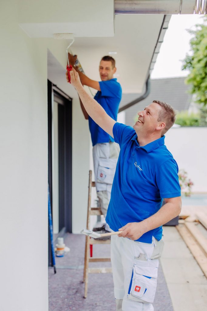 Mitarbeiter von Quint bei professionellen Trockenbauarbeiten
