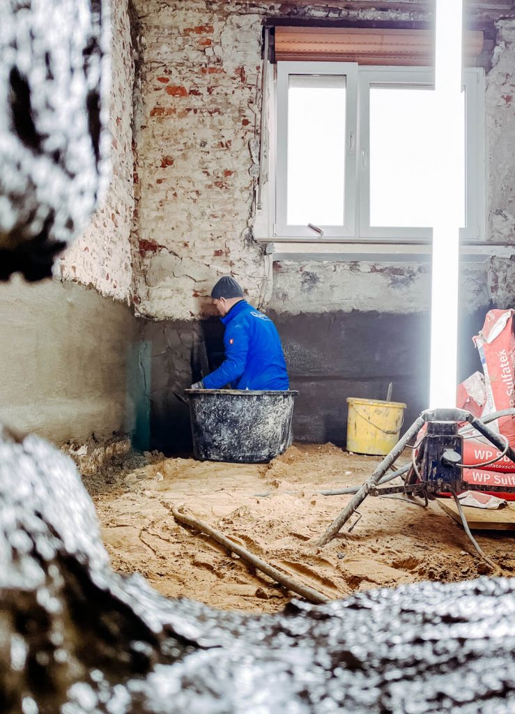 Mitarbeiter von Quint bei hochwertigen Oberflächenarbeiten