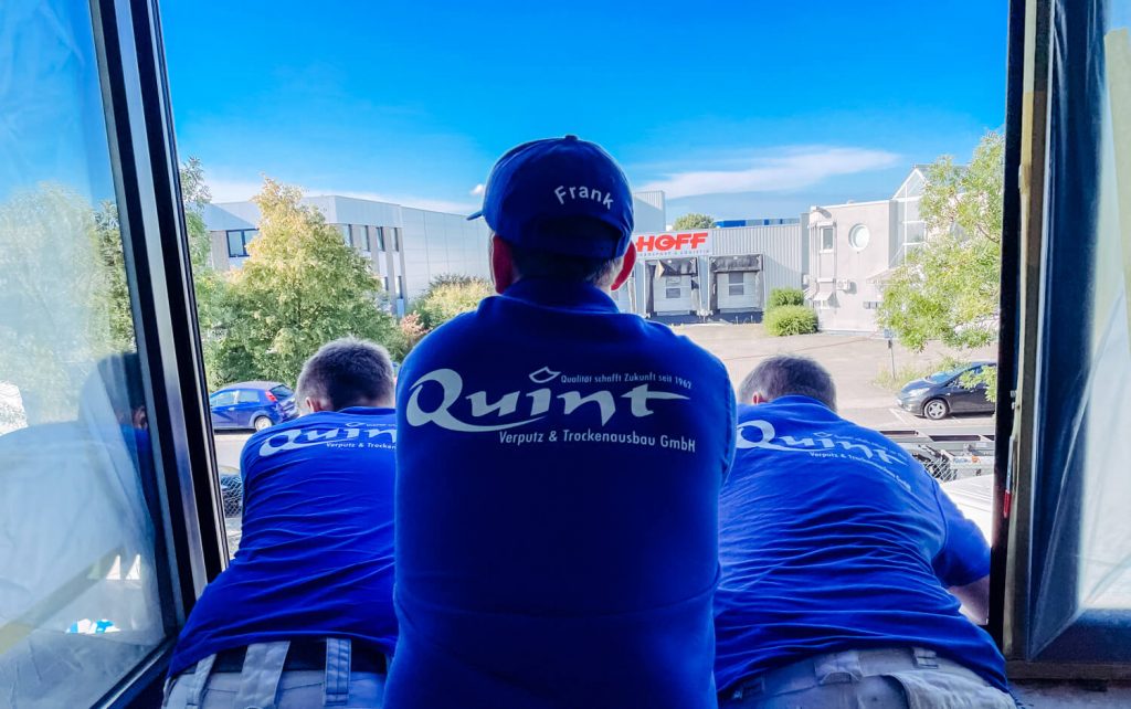 Mitarbeitende der Quint Verputz & Trockenbau GmbH im Arbeitsalltag
