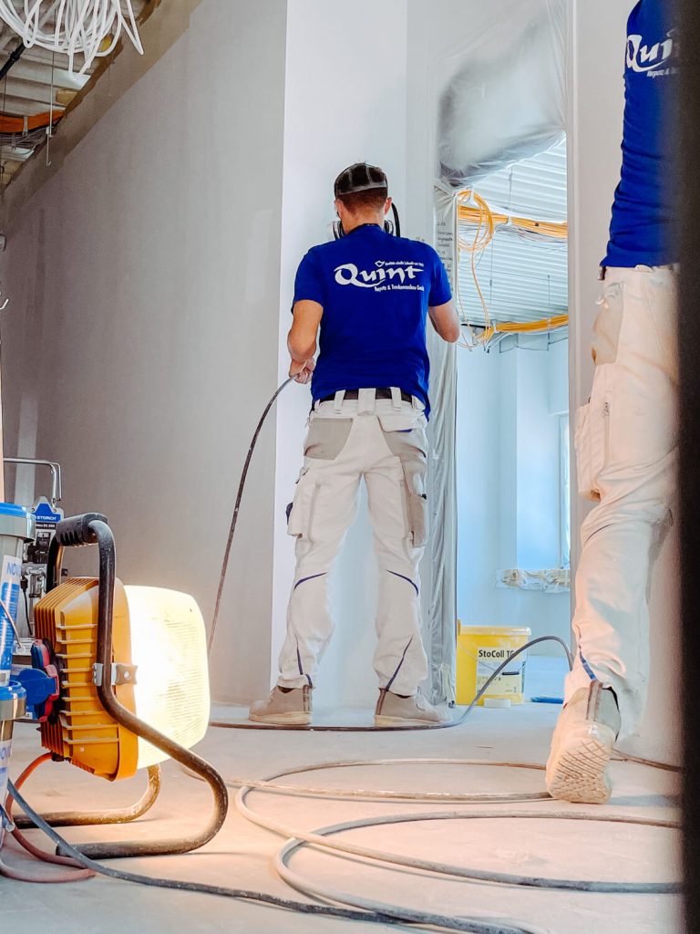 Mitarbeitende der Quint Verputz & Trockenbau GmbH im Arbeitsalltag