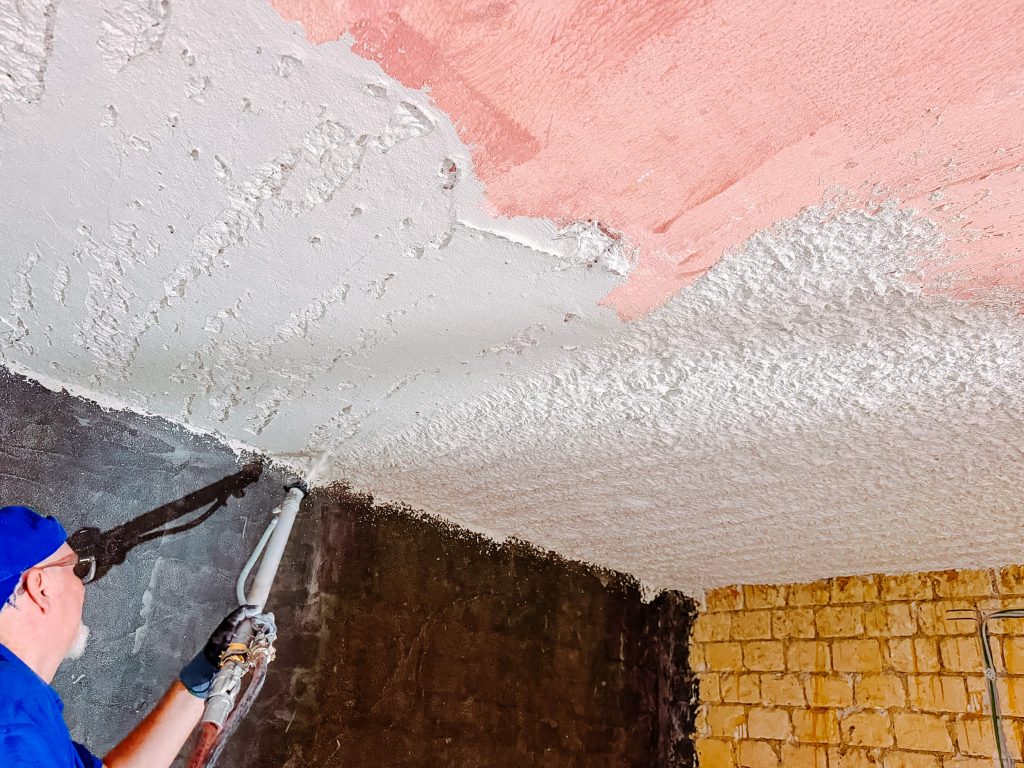 Mitarbeiter von Quint bei hochwertigen Oberflächenarbeiten